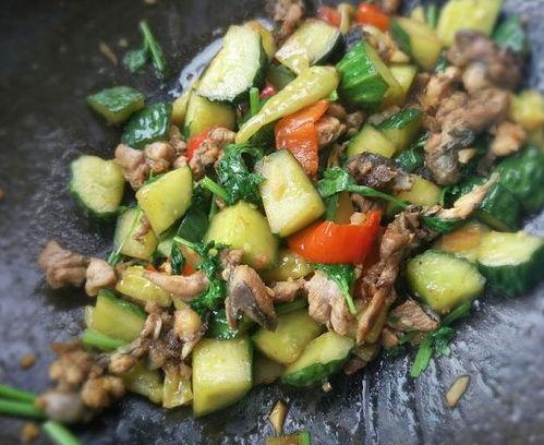角瓜能炒鸡肉吃吗视频,家常美味新尝试